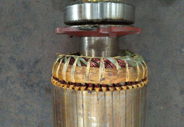 西安電機廠技術(shù)員關(guān)于高壓電機端部捆扎的重要性分析。